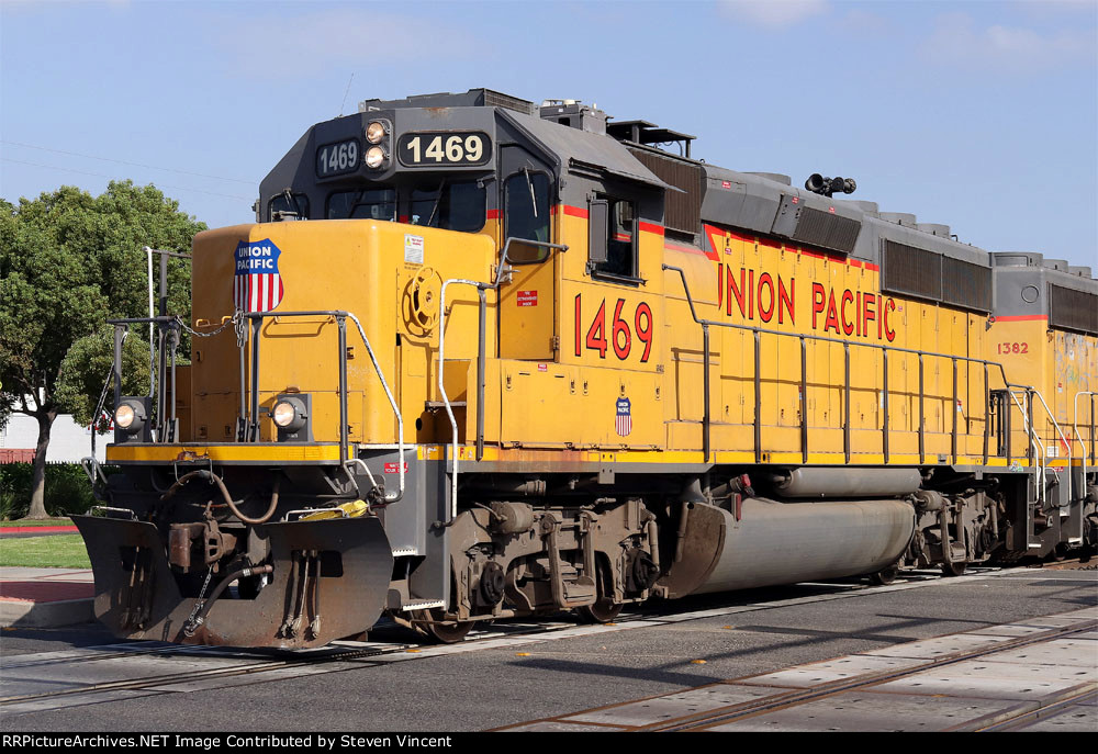 Union PacifiC GP40-2 #1469 leads the "Costa Mesa" local down Metrolink's main through Orange station.